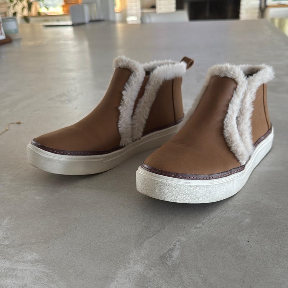 Toms Brown and White fur-trimmed Ankle Boots with sneaker bottom